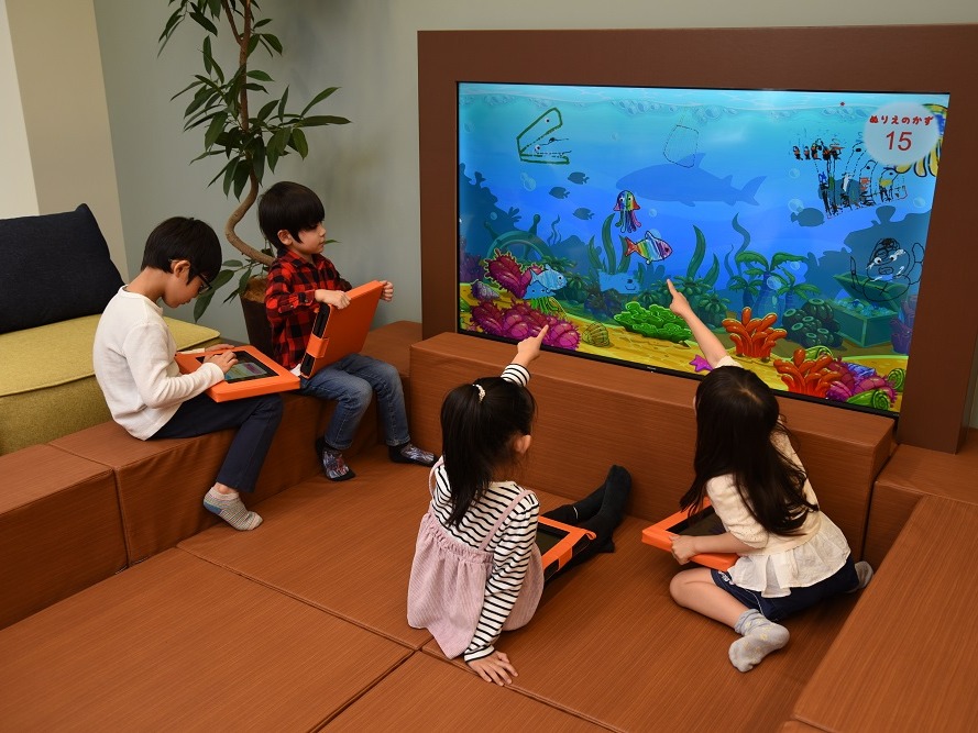 おえかきパラダイスタッチパレットで遊ぶ様子