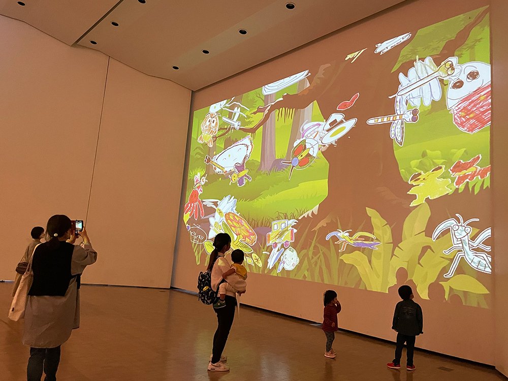 おえかきパラダイス大画面を見る親子