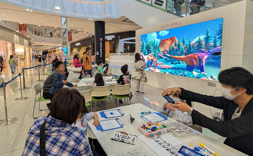 おえかきパラダイス恐竜3Dの画面と会場の様子