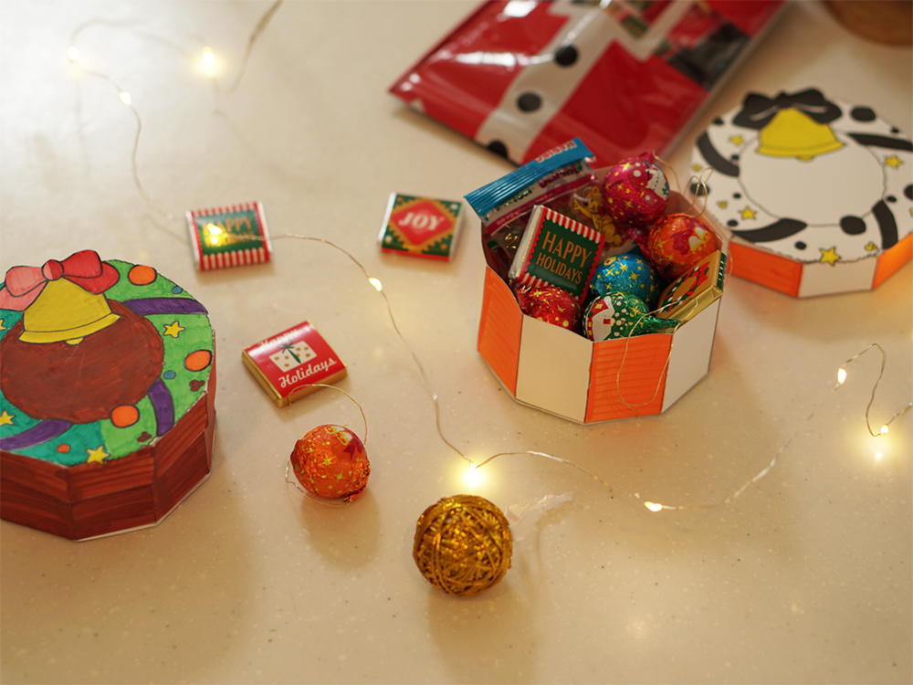 クリスマスリースのお菓子ボックスにお菓子を入れたところ