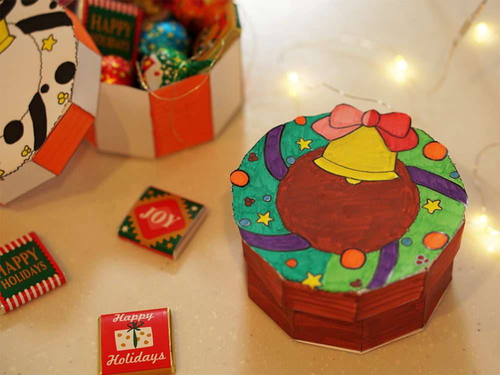 クリスマスリースのお菓子ボックスとお菓子