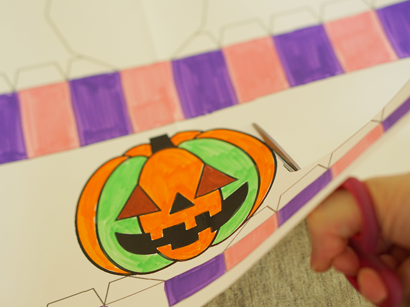 かぼちゃの工作用紙を切る様子