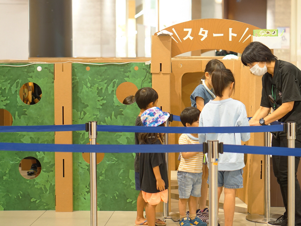 てくてく段ボール迷路_スタート地点に並ぶ子どもたち